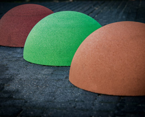 Halbkugeln aus Gummigranulat in verschiedenen Größen und Farben